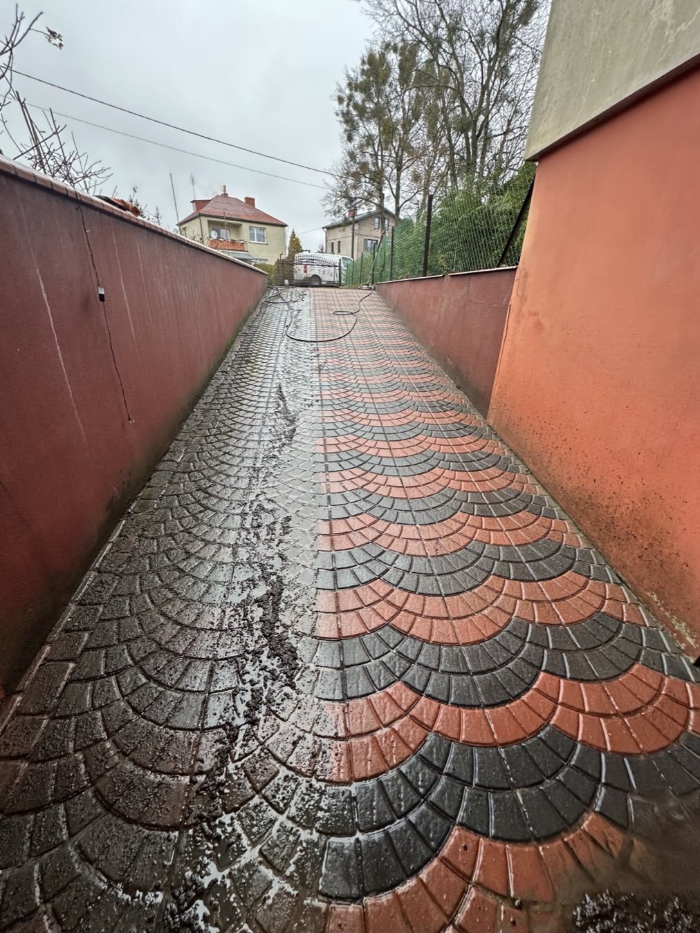 Kostka w kształcie wachlarza - pół umyte, pół brudne